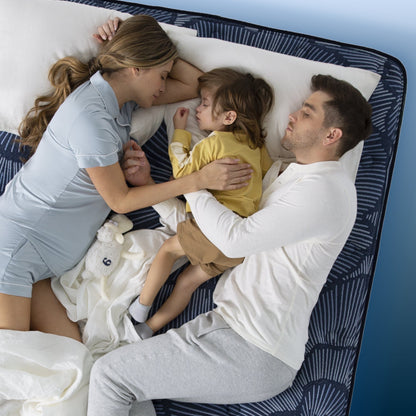 A couple sleeping with their child on a perfect sleeper firm mattress||feel: firm||level: standard